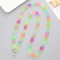 Nahaufnahme der Regenbogen-Acryl-Handykette mit silbernem Karabiner und Metallring - Einzelglied 17*23mm / Hochglanz Transparentes Acryl (Hell)