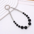 Dettaglio del cinturino per telefono fatto a mano con perle nere e strass brillanti - Perlina Nera Anello Strass (K2108)