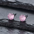 Vue détaillée des boucles d'oreilles en zircone rose avec serti à quatre griffes sur pierre - Strass Rose Clair