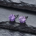 Vue macro de boucles d'oreilles en zircon violet avec serti à six griffes argentées - Light Purple Rhinestone