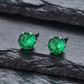 Détail macro de boucles d'oreilles zircon vert émeraude avec monture à quatre griffes - Zircone Vert
