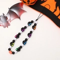 Dettaglio del laccetto Halloween con perline a teschio e ciondolo a zucca arancione - Stile Testa di Fantasma (K2141)