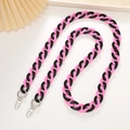 Detalle de cadena acrílica rosa y negra con mosquetones plateados para bolsos - Negro y Rojo Rosa