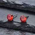 Vue macro de boucles d'oreilles en acier inoxydable avec zircons rouges brillants - 4cm / Strass Rouge