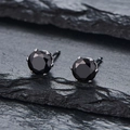 Gros plan de boucles d'oreilles clous en zircon noir avec monture à 4 griffes - 4cm / Strass Noirs