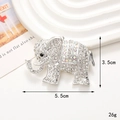 Detailopname van zilveren olifant broche met afmetingen van 5,5 cm lengte en 3,5 cm hoogte - D2087 Olifant (Zilver)