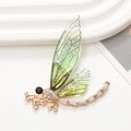 Eleganter Libellen-Anstecker in Gold mit grünen Flügeln und Kristallen auf Weiß - Libellenstil (D2145) / Grün