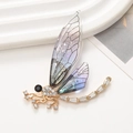Libellen-Brosche aus Zinklegierung mit Verlaufsflügeln und glitzernden Kristallen auf Gold - Libellenstil (D2144) / Lila