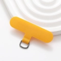 Makroansicht der leuchtend gelben Handy-Patch mit robustem silbernem D-Ring aus Metall - Gelb