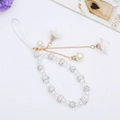 Détail de la dragonne de téléphone en perles avec fleurs en tissu blanc et perles - Chaîne de Téléphone Style Bracelet Fleur de Cristal / Blanc
