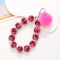 Detail von rosa Pelz-Pompon und Plüschperlen-Handygurt mit Leopardenmuster und Metallclip - Rosenrot