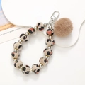 Dettaglio del cinturino per telefono in perline di peluche leopardato con pompon e gancio - Perline Leopardate (K2430) / Cachi