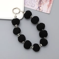 Détail de la lanière de téléphone à pompons noirs avec perles argentées et fermoir - Pendentif 10 Pompons / Noir (K2465)