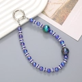 Dettaglio del cordino per cellulare con perle AB olografiche e distanziatori in metallo - Blu Reale