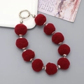 Détail de pompons en peluche rouge vin avec perles argentées et fermoir anneau métal - Pendentif 10 Pompons / Rouge Vin (K2461)