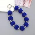Détail de la lanière de téléphone en boules de peluche bleu roi avec boucle argentée - Pendentif 10 Pompons / Bleu Royal (K2466)