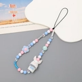 Niedliche weiße Hasen-Perlen-Handykette mit blauer Plüschblume und Pastellperlen - Handykette / Blauer Beflockter Hase Handy-Anhänger