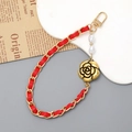 Bracciale a catena in pelle intrecciata con rosa vintage e perle su vassoio bianco - Catena Pelle Camelia Rossa / Rosso