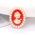 Primer plano de amuleto de camafeo vintage con esmalte rojo y perlas para joyería DIY - Retrato de Dama Rojo