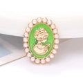 Detalle de colgante camafeo vintage con esmalte verde, perfil dorado y borde de perlas - Retrato de Dama Verde