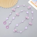 Détail de la bandoulière en perles fleurs mauves avec cristaux et pompons doux - Perlé Boule Peluche Fleur (K2453) / Violet