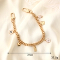 Detail einer 31cm Goldkette mit Blumen- und Herzanhängern sowie Karabinern - Hohlherz-Anhänger Stil (K3025)