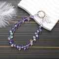 Colgante para móvil de cuentas de cristal morado con dije Elizabeth II y broche - Morado