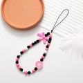 Detailopname van kralen telefoonkoord met roze strik en holle hartvormige hanger - Roze Strik Hart Stijl (K2940)