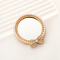 Espejo compacto dorado elegante con perlas blancas y lazo decorado con cristales - Estilo de Lazo de Perlas Redondo (D2441) / Dorado