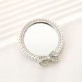 Elegante espejo redondo con borde de perlas y adorno decorativo de lazo con pedrería - Estilo de Lazo de Perlas Redondo (D2442) / Plateado