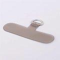 Detailweergave van de TPU-telefoonpatch met zilveren D-ring voor veilige koordbevestiging - Grijs