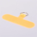 Detail van de doorschijnende neongele telefoonaansluiting met zilveren metalen D-ring clip - Geel