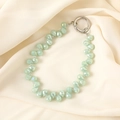 Dettaglio delle perle di cristallo verde chiaro a goccia con anello a scatto argento - Ciondolo in Perline a Goccia d'acqua Verde (K3153)