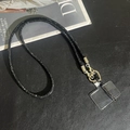 Détail d'une lanière de téléphone en strass noirs avec boucle en métal en forme de coeur - Lanière de cou / Noir
