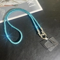 Détail de la chaîne de téléphone en strass bleu lac avec fermoir en cœur argenté - Lanière de cou / Bleu Lac
