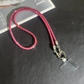 Détail d'une lanière de téléphone en strass roses avec fermoir métallique argenté - Lanière de cou / Rose Rouge