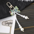 Eleganter schillernder Schleifen-Perlenanhänger mit silbernem Karabiner und Perlen - Grün