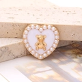 Détail de breloque coeur en émail blanc avec ours doré et perles pour accessoires de chaussure - Cœur Ours Perle - Or Blanc (D2640)