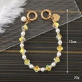 Elegante portachiavi di perle con perle bianche e trifogli gialli su legno - Catena a Quadrifoglio in Cristallo