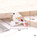 Exquisito broche de pájaro con perla blanca sintética y cristales de colores - Estilo de Pájaro con Flor de Perla Blanca (D2557)