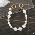 Catena di perle e cristalli con ciondolo Love per cellulari e borse a mano - Catena di Perle Irregolari con Targhetta Rotonda