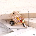 Broche de pájaro con cristales coloridos, perlas y flores de esmalte en base dorada - Estilo de Pájaro con Flor de Perla Negra (D2559)