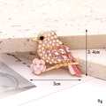 Detalle de broche de pájaro de 3,4 cm con perlas y cristales rosas brillantes - Estilo de Pájaro con Flor de Perla Rosa (D2558)