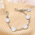 Silberne Handy-Metallkette mit Smile-Anhängern und Herz-Anhänger-Detail - Lächeln Gesicht Handkette / Weiß (K2945)