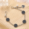 Silberne Metall-Handykette mit schwarzen Emaille-Smileys und Perlen-Herzanhänger-Deko - Lächeln Gesicht Handkette / Schwarz (K2946)