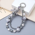 Dettaglio portachiavi di perle con sfere di strass e ciondoli a fiocco su scatola regalo - Ciondolo con Doppia Catena Cuore e Fiocco (K3479) / Grigio
