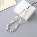 Detalle de la correa para móvil con perlas y cristales sobre una caja de regalo elegante - Cadena de Teléfono de Perlas y Cristales (K3528) / Gris Multicolor