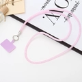 Détail de la lanière téléphone rose pailletée avec anneau argenté et insert violet - Rose