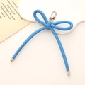 Portachiavi con fiocco in pelle PU celeste minimalista con moschettone in metallo argento - Blu