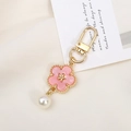 Detalle de llavero de flor rosa con cierre dorado y perla blanca sobre tela suave - Estilo Flor de Concha de Imitación (K3602) / Rosa